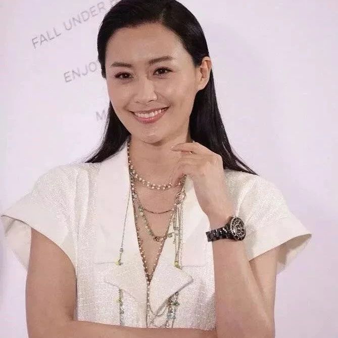 陈法拉37岁还这么有气质,同龄的蔡卓妍,只能扮嫩了!