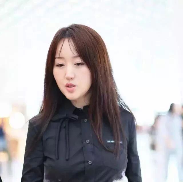 杨钰莹都不老吗?在机场穿彩色衬衫裙,28岁的身材!