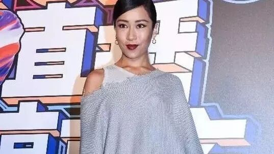 吉克隽逸不是露光腿,就是穿奇葩裤,网友:从脸到腿全是亮点!