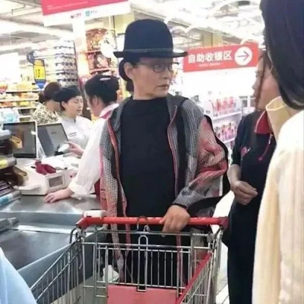 潘虹逛超市被认出,64岁了气质还优雅,穿的衣服倒像是老年人!
