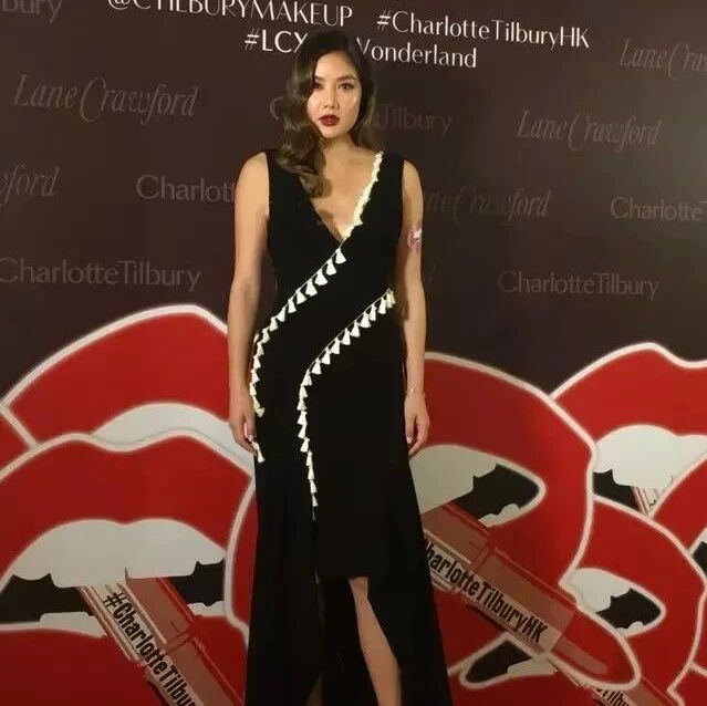 乐基儿虎背熊腰的,穿深v长裙展现迷人曲线,可胯都快比肩宽了!