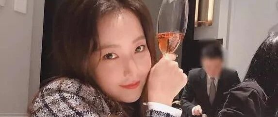 金喜善自拍好好看,还不亏了美颜和滤镜,别人拍的脸大不一样!