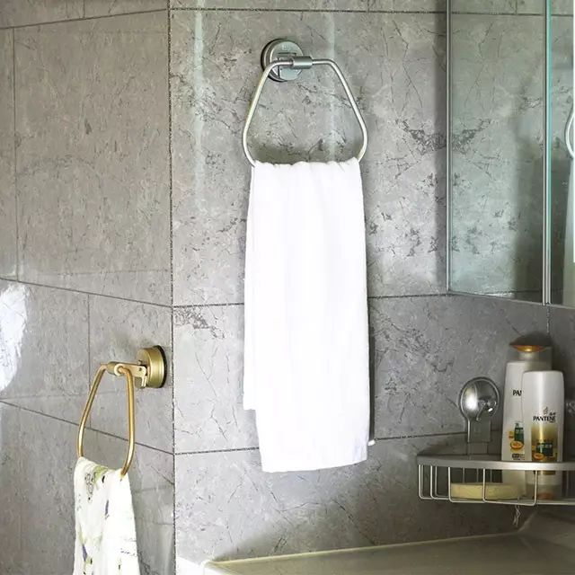 吸在浴室里,洗脸巾,浴巾,擦手巾都可以放在最顺手的位置,随意调整位置