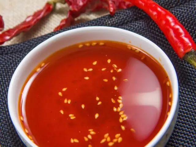 柳州人吃螺蛳粉辣椒一定要够辣,要在汤上面看见红红的辣椒油.