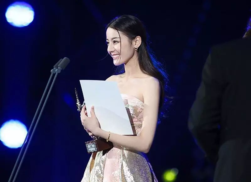 鹿晗、刘雯都为了这个手链着迷,出镜率超高