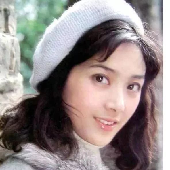 65岁龚雪女儿近照,看她美了一个世纪,网友:真怀疑这是她亲生的