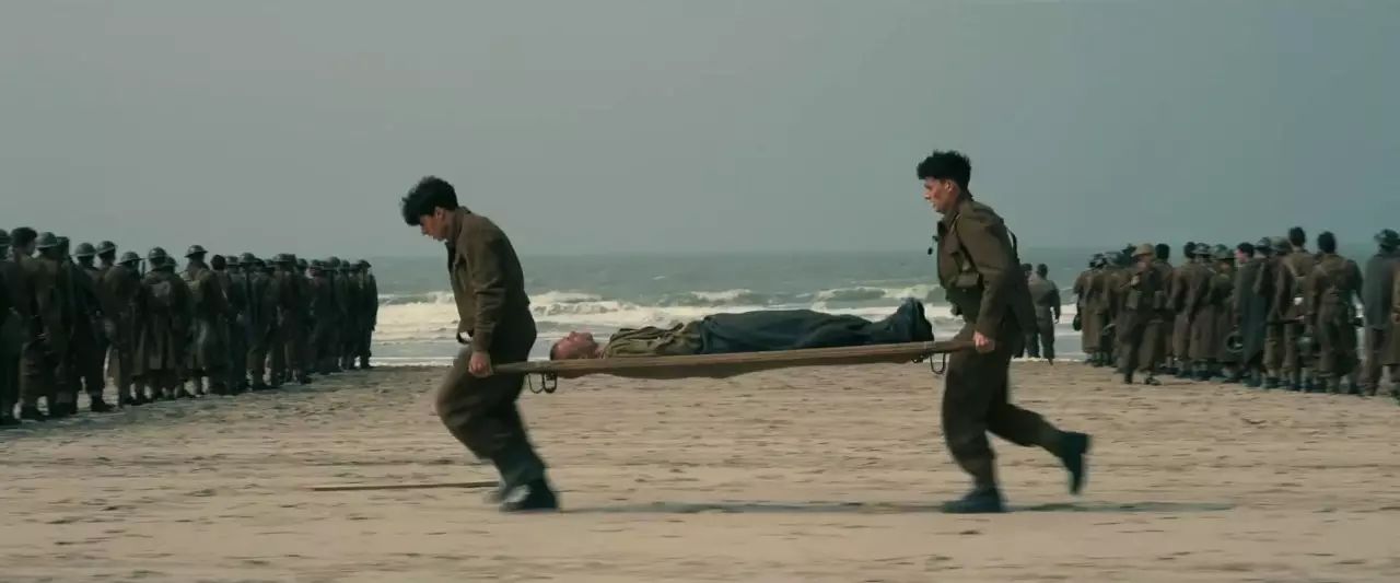 陆地上士兵绝望等待救兵
