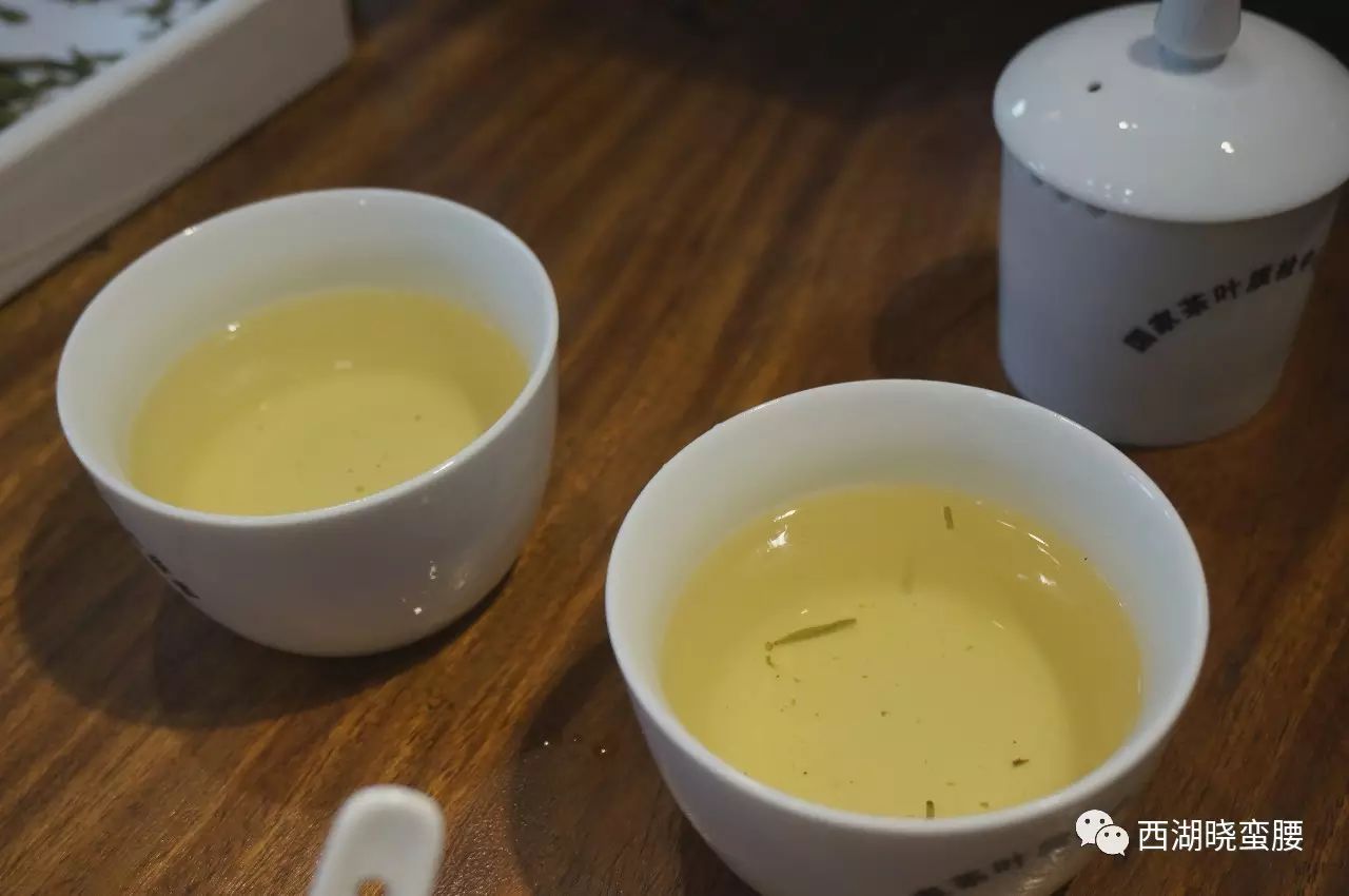 满觉陇龙井茶茶汤 汤色黄绿,明亮.