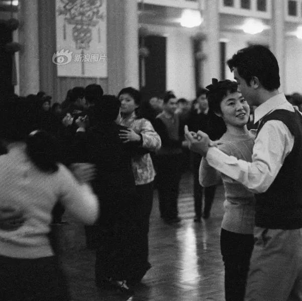 1980年:人民群众坚决要求取缔交际舞