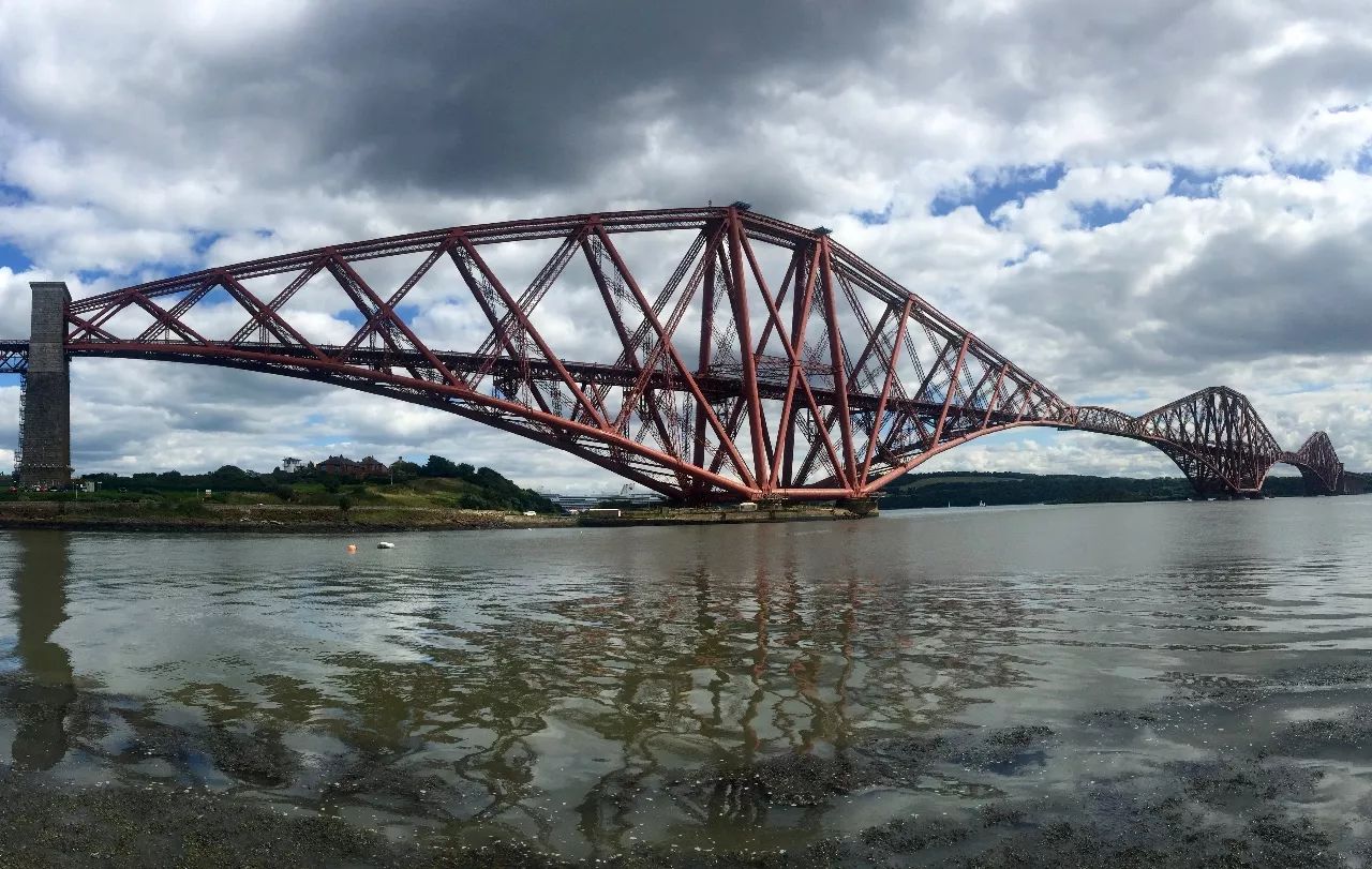 福斯铁路桥forth railway bridge就坐落在镇北的福斯湾firth of forth