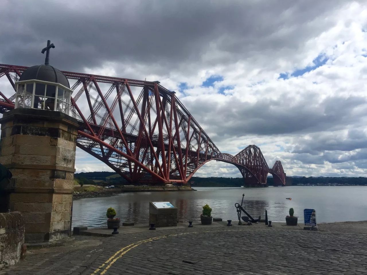 福斯铁路桥forth railway bridge就坐落在镇北的福斯湾firth of forth