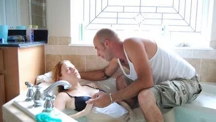 美國生孩子在水里生_外國在水生孩子_美國人在水中生孩子