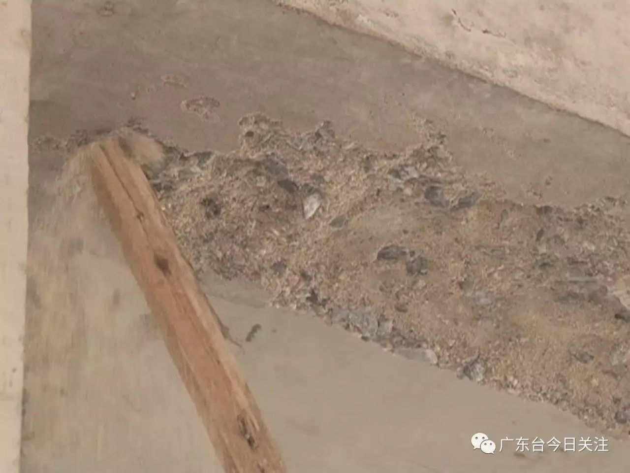 新建的楼房混凝土沙石离析 一摸就掉!