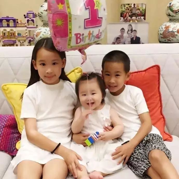 组图:赵文卓为小女儿庆生 三个娃罕见同框乖巧可爱