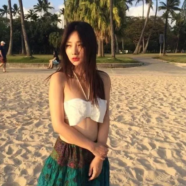 【柳岩】海边沙滩度假近照,网友:好想和她偶遇