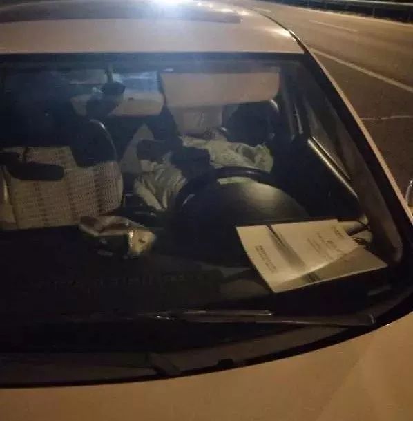 高速路上盖上棉被车里等人睡得香, 等来民警的"深夜套餐"!