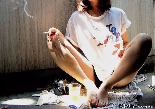 吸烟有害健康,但还是想问你怎么看待女生抽烟?