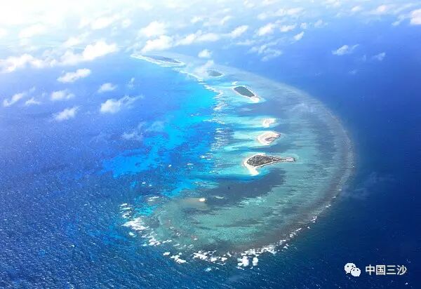↑七连屿位于西沙宣德群岛，是一组岛礁、沙洲的整体名称。广义上的七连屿包含十个沙洲和小岛，分别为南沙洲