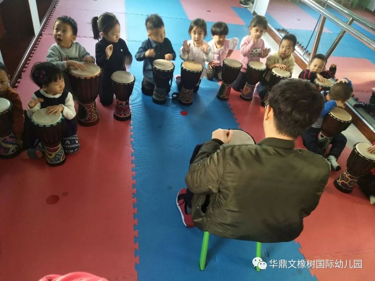 为了更好的让幼儿接触打击乐,华鼎文橡树幼儿园特别设定了非洲鼓