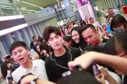 在百度明星人气榜排名上高于张艺