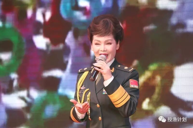 7火箭军文工团张华敏老师演唱歌曲飞翔新一代.jpg