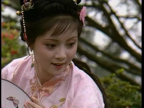 在杨树云手下,宝钗的发型和她的妆一样圆润可爱,比较高耸,而且为了