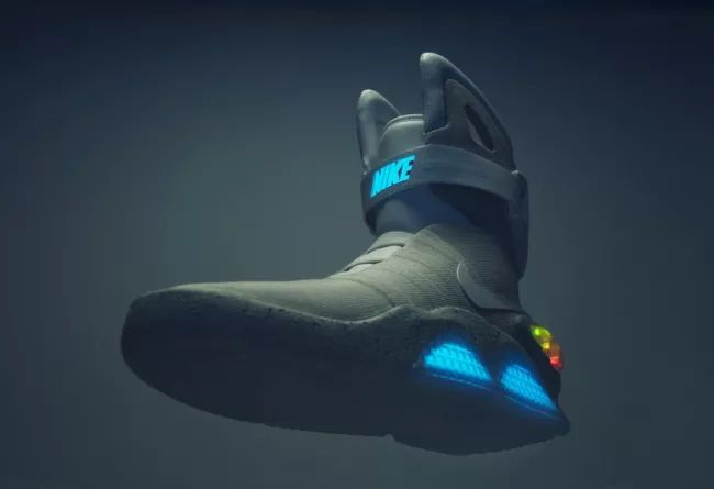 耐克回到未来自动系带最大的亮点还在于鞋子高帮处的发光提,亮光可以