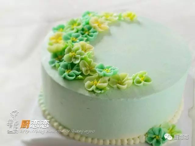 然后就可以取出 来装饰蛋糕喽,还可以用绿色的奶油霜挤上叶子做装饰.