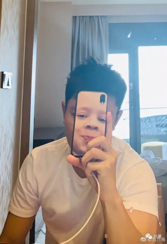 双双否认却处处暧昧贾乃亮和邓伦前女友的新恋情里好多宝藏啊