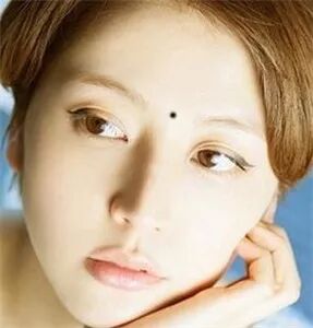 第一颗:眉心长痣的女人