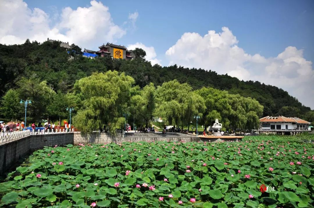 吉林北山几百年来一直人们踏春的好去处,不仅有古寺和庙宇,还承载着