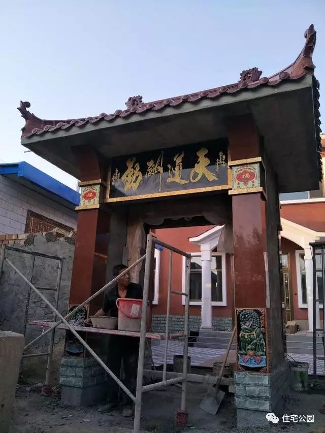 农村建房,最令人开心的就是有个自家的庭院了,不管是种花种菜还是