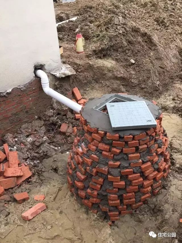 封盖后预留清理孔 挖排水沟的时候,大家都来拍照看新鲜,农村自建房