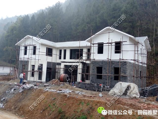 右侧面近景,檐口瓦当与起欧式别墅的装饰线,滴水线相比,美观程度根本