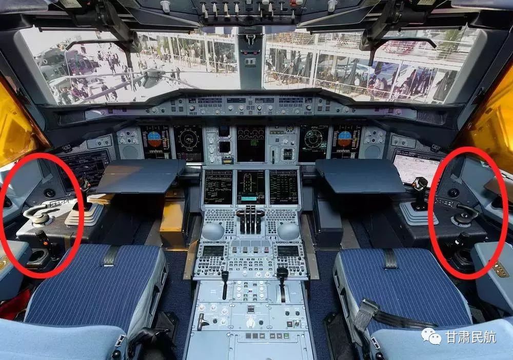 a380驾驶舱,红圈处为转向手柄.
