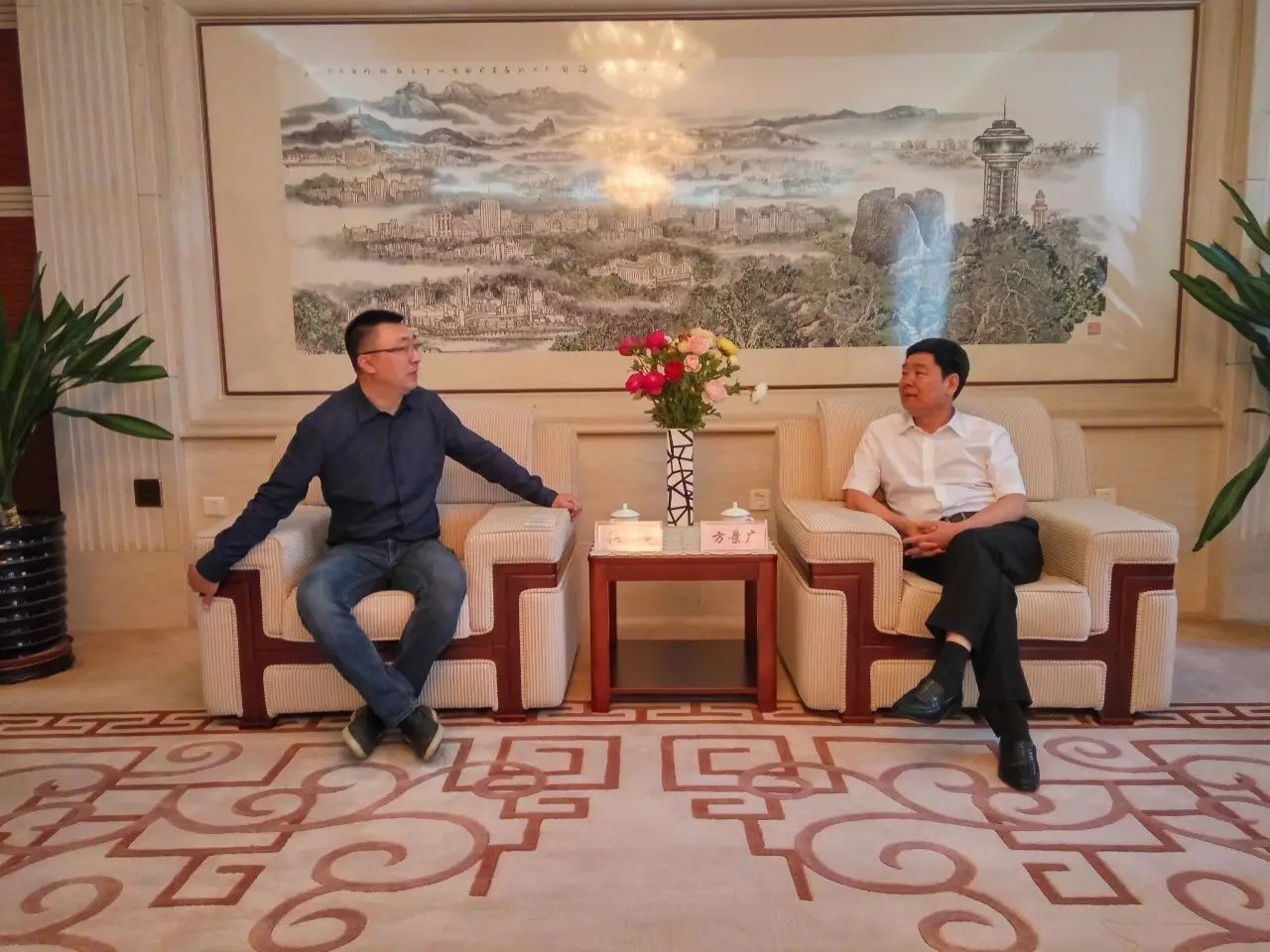 方景广会见方圆玻璃有限公司客人