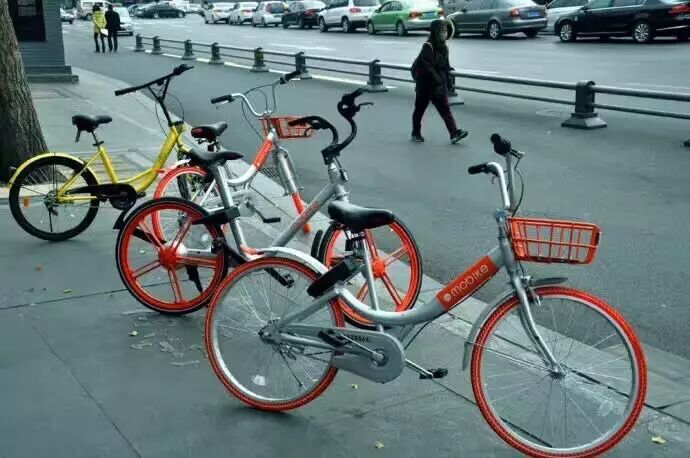 走出考场的瞬间，满脸都是自信的上扬