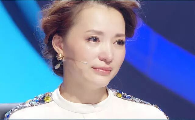 “虎爸”之下董卿的童年：一识字就背诗词、不许照镜子、初中开始打工，一度怀疑是否亲生……