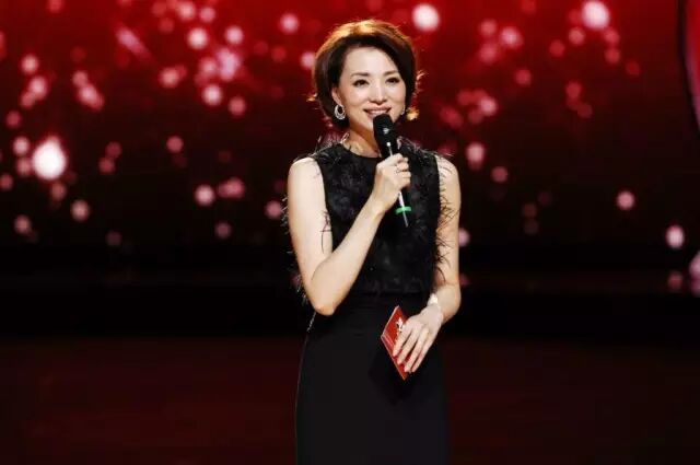 “虎爸”之下董卿的童年：一识字就背诗词、不许照镜子、初中开始打工，一度怀疑是否亲生……