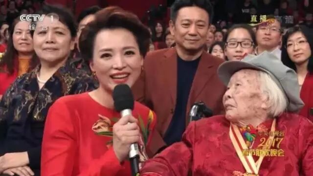 “虎爸”之下董卿的童年：一识字就背诗词、不许照镜子、初中开始打工，一度怀疑是否亲生……