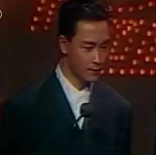 张国荣与蔡琴在86年金马奖颁奖典礼上清唱金曲,一开口就脆了