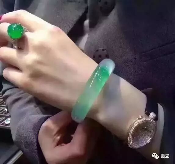 翡翠手镯怎么戴显白又时髦？这些小心机马上学起来~