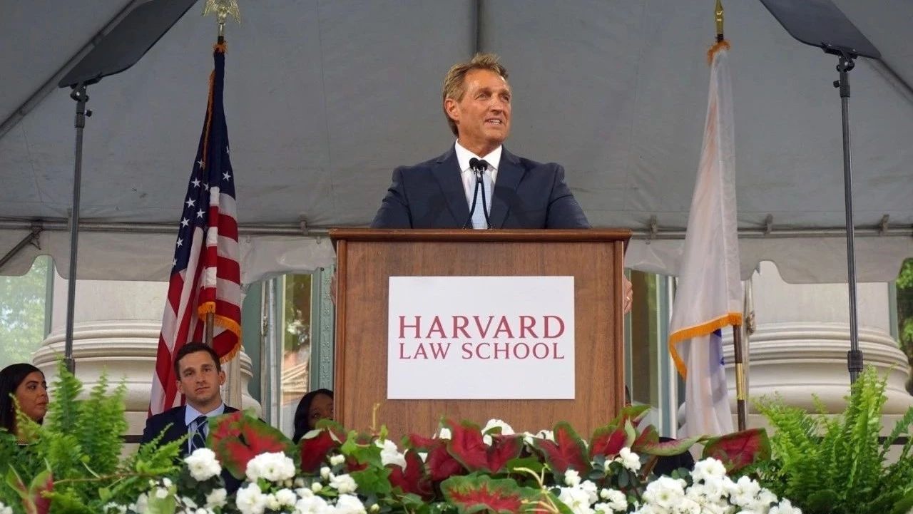 参议员杰夫·弗雷克在2018哈佛法学院毕业典礼致辞