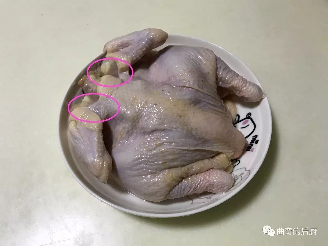 要注意的是, 鸡脖子两边的鸡皮下面(图中红圈部分)肥油和淋巴比较