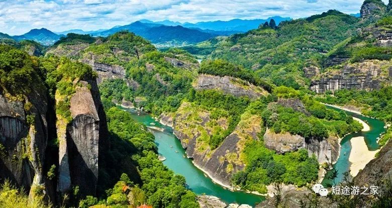 游览武夷山主 景区 —天游峰景区,大红袍景区,步行横穿九曲溪