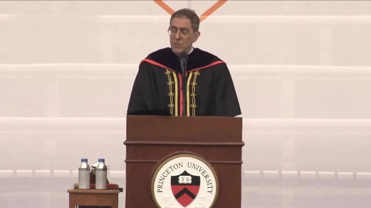 英语演讲视频，第一时间观看⭐普林斯顿大学校长2021年毕业演讲：六英尺，这是人与人之间的距离，也是生与死的距离！（附视频&演讲稿）-1