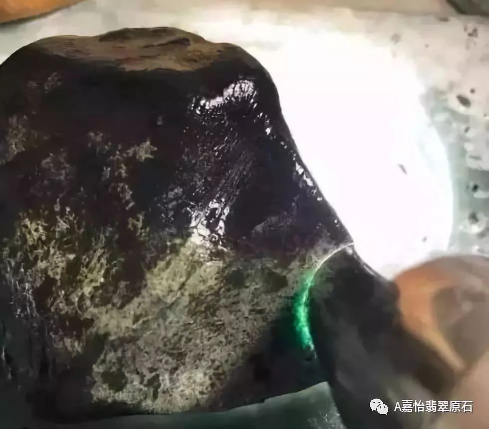 翡翠原石皮壳油性是什么意思