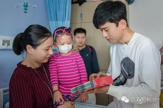 张杰走进上海市儿童医院 捐助音乐梦想教室