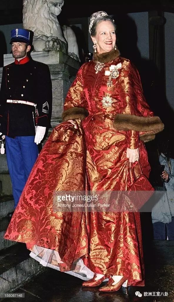 约旦王后和西班牙王后很像_约旦王后衣品_莱蒂西亚王后衣品