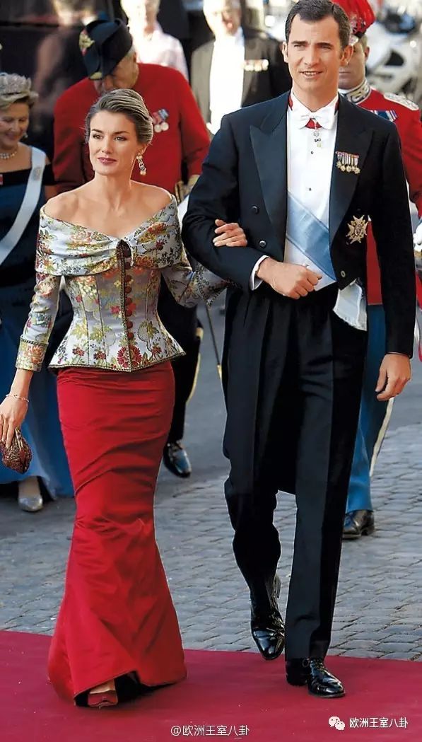 约旦王后和西班牙王后很像_莱蒂西亚王后衣品_约旦王后衣品